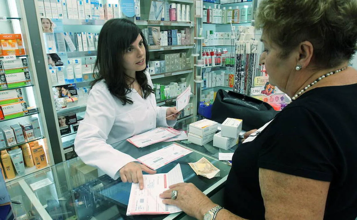 Una cliente es atendida en una farmacia. 