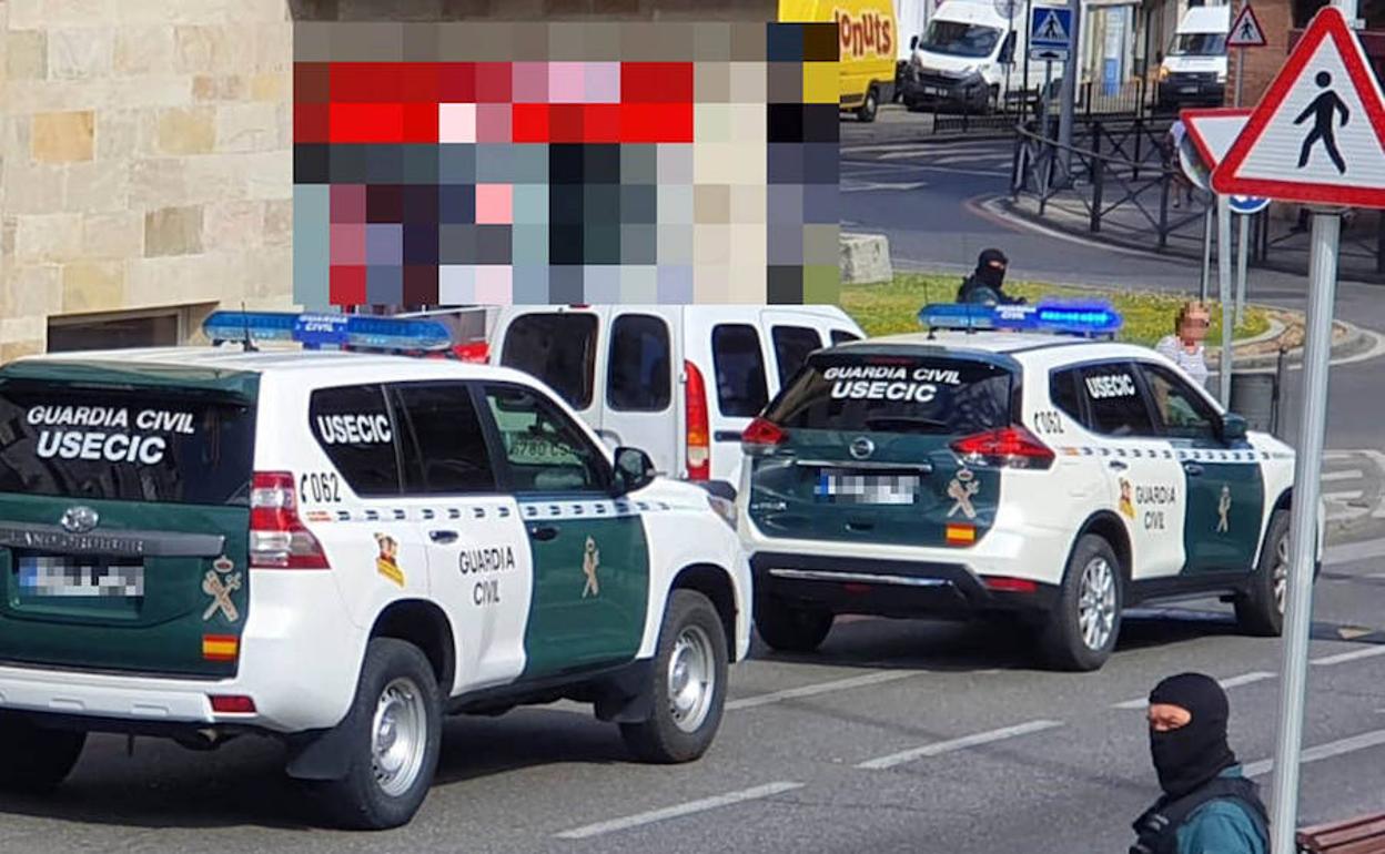 Despliegue de la Guardia Civil en el Cristo del Mercado, Segovia, este martes. 