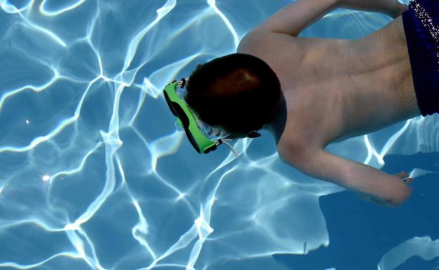 ¿Deben los niños esperar dos horas para bañarse después de comer?