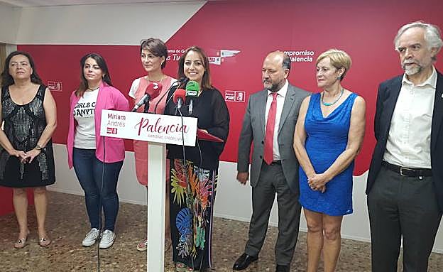 Miriam Andrés, acompañado por su equipo de concejales.