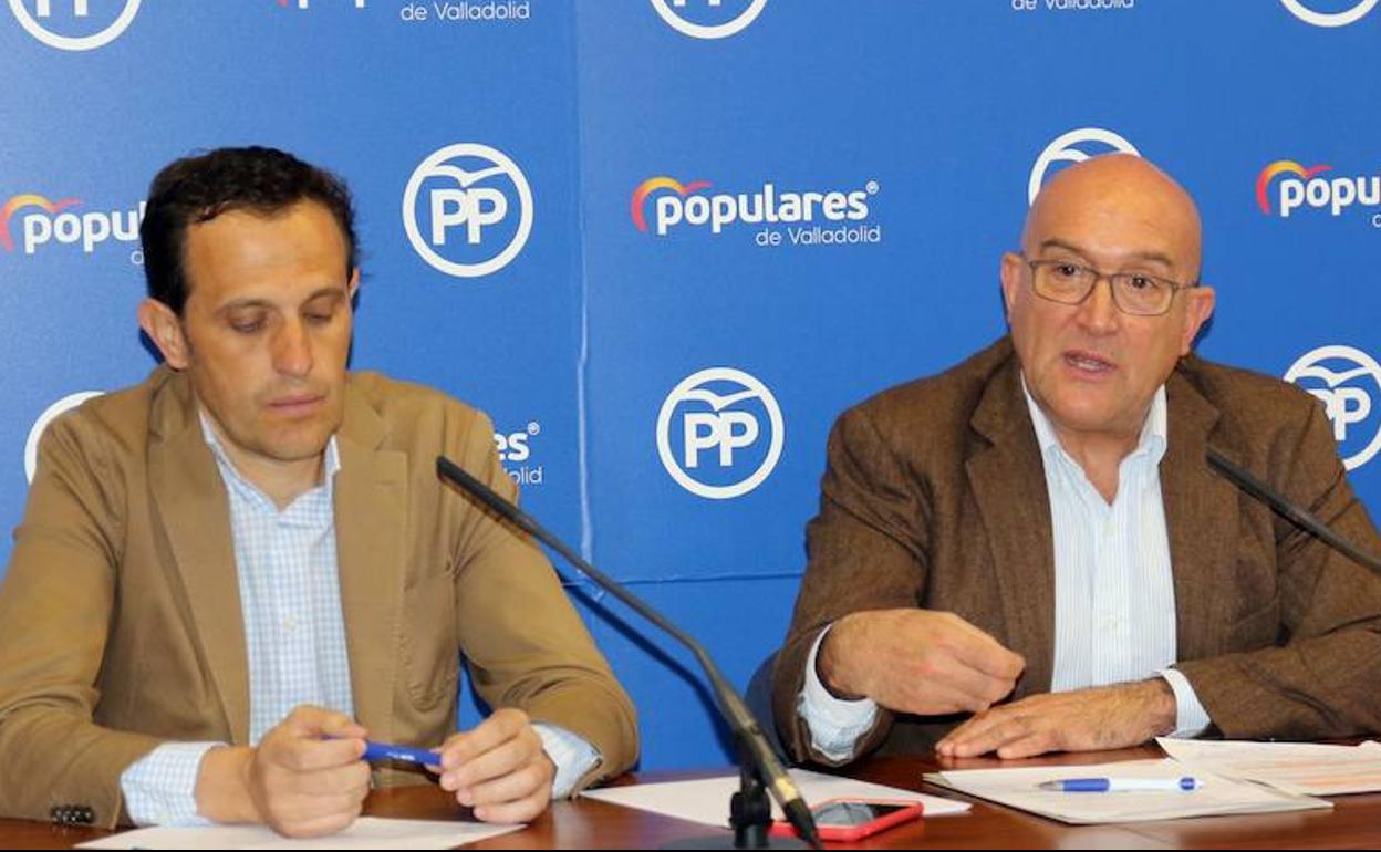 Conrado Íscar y Jesús Julio Carnero durante una rueda de prensa el pasado mes de mayo. 