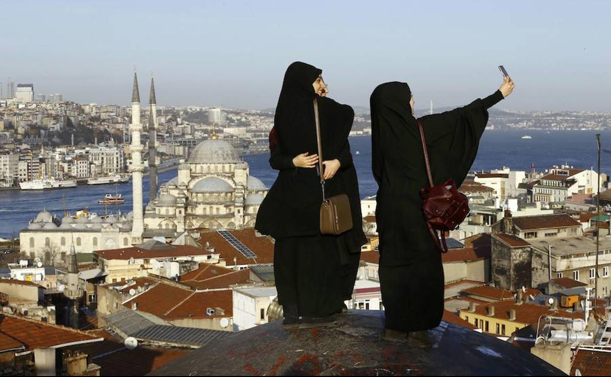Tres mujeres se hacen un selfi en Estambul.