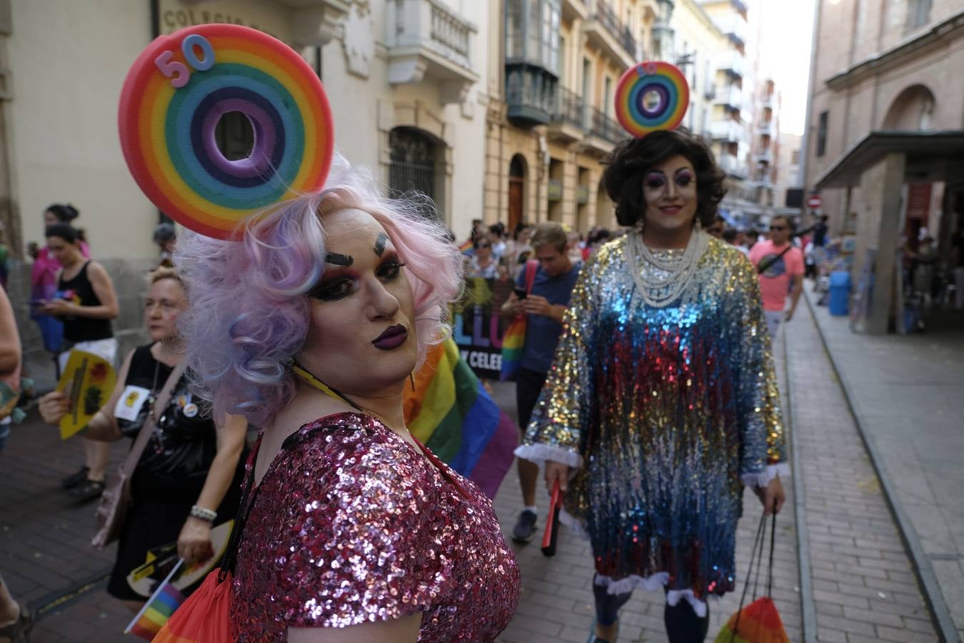 A pesar de las altas temperaturas que marcó el termómetro, que rozaron los 40 grados en la capital vallisoletana, los asistentes se ataviaron con sus prendas más coloridas para nutrir una marcha que comenzó en la céntrica Plaza Fuente Dorada. 
