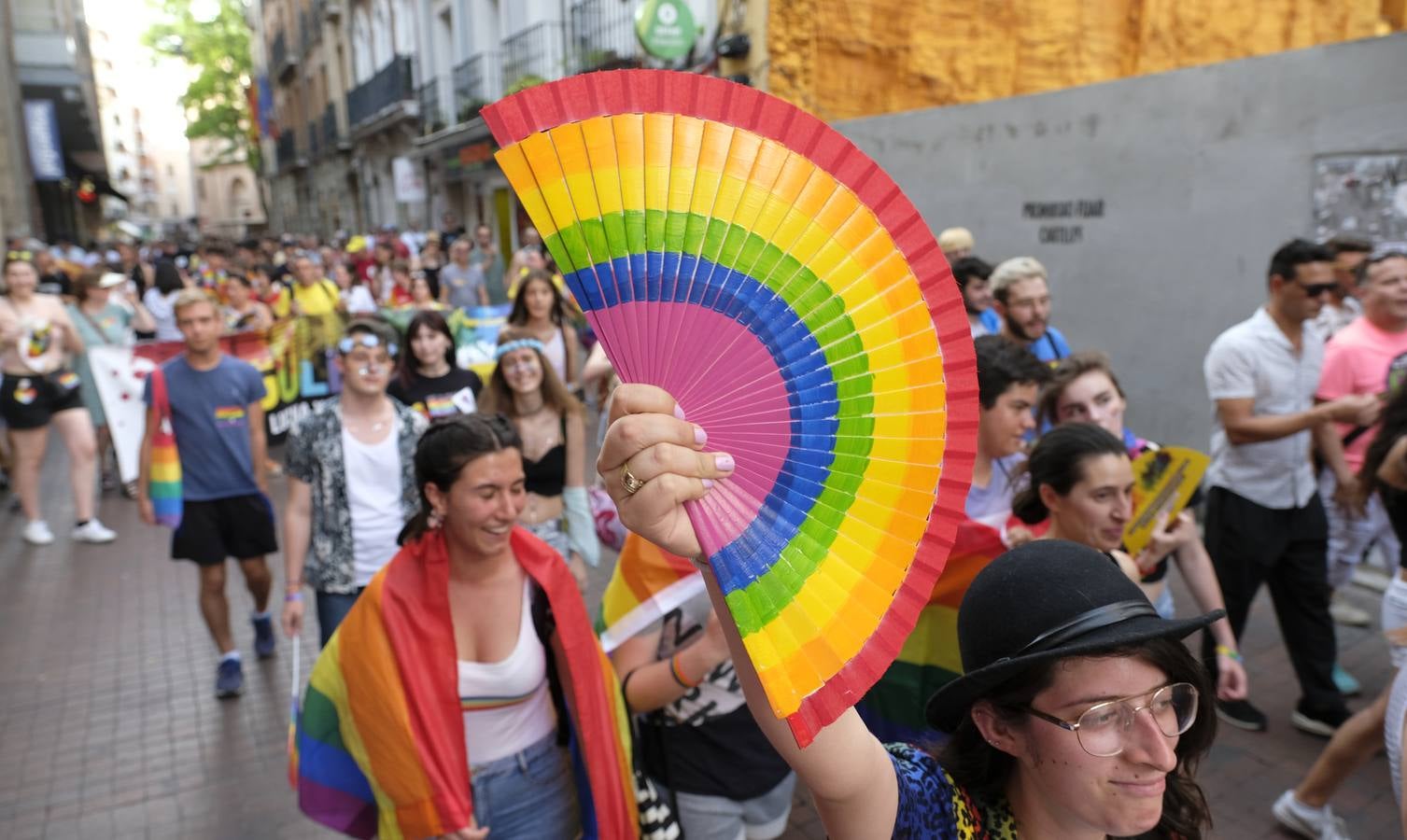A pesar de las altas temperaturas que marcó el termómetro, que rozaron los 40 grados en la capital vallisoletana, los asistentes se ataviaron con sus prendas más coloridas para nutrir una marcha que comenzó en la céntrica Plaza Fuente Dorada. 