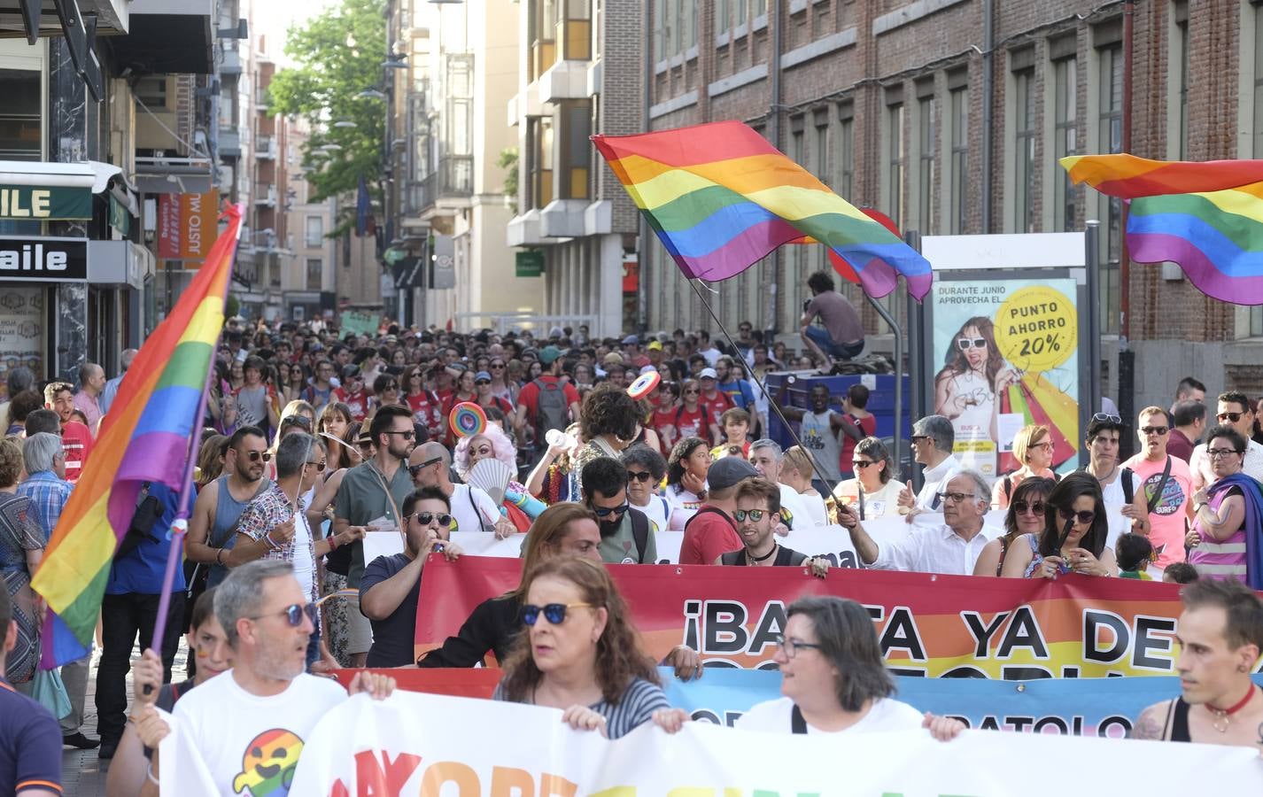 A pesar de las altas temperaturas que marcó el termómetro, que rozaron los 40 grados en la capital vallisoletana, los asistentes se ataviaron con sus prendas más coloridas para nutrir una marcha que comenzó en la céntrica Plaza Fuente Dorada. 