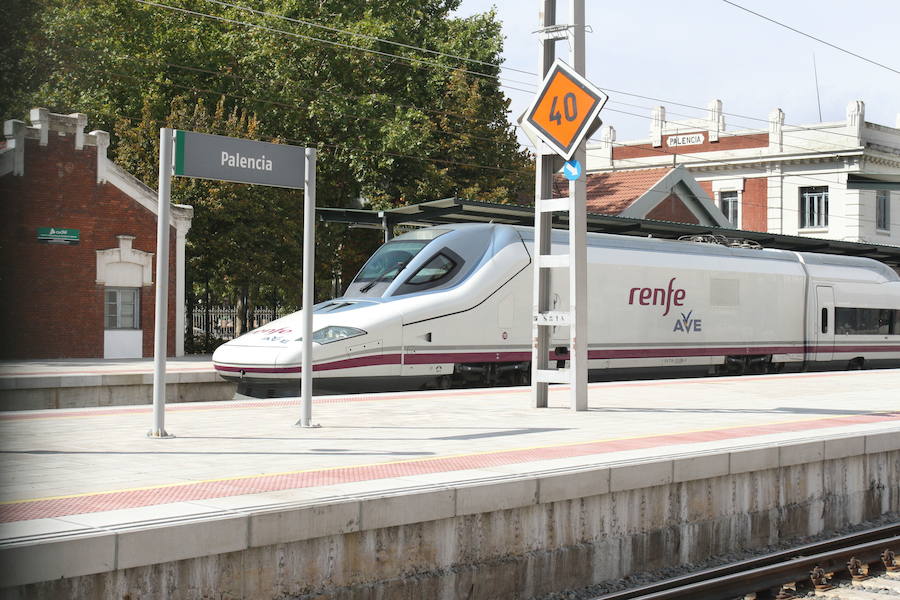 Un tren Ave en Palencia.