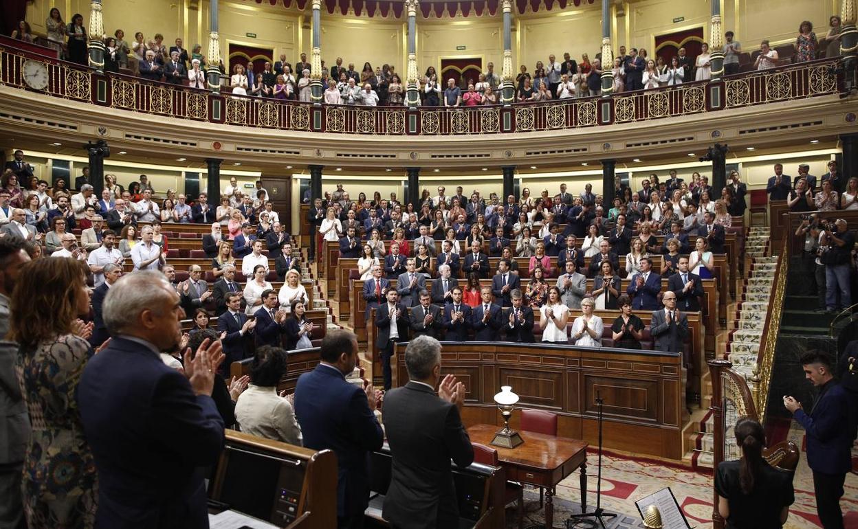 Aplauso unánimo en el Congreso de los Diputados tras el minuto de silencio ofrecido a las víctimas del terrorismo.