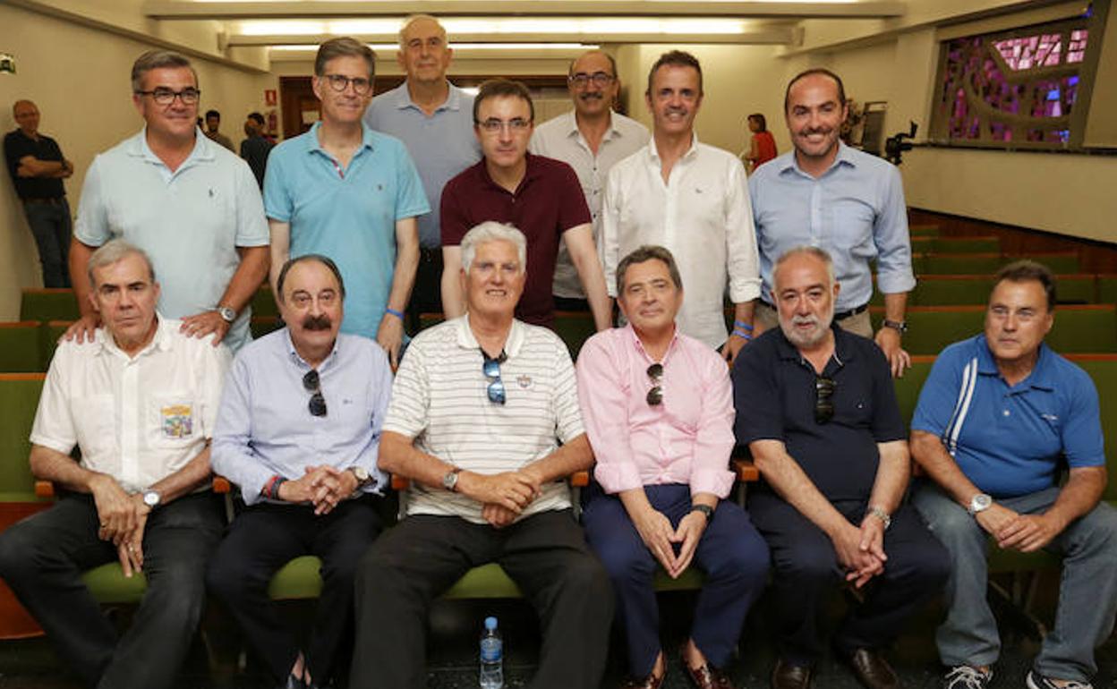 En la fila superior, Paco García, Roberto González, Feñe Fernández, Chechu Mulero, Arturo Fernández Seara, Porfi Fisac y Miguel Martín. Sentados, Samuel Puente, Carlos Sainz, Moncho Monsalve, Mario Pesquera, Óscar Castañeda y Gustavo Aranzana. 