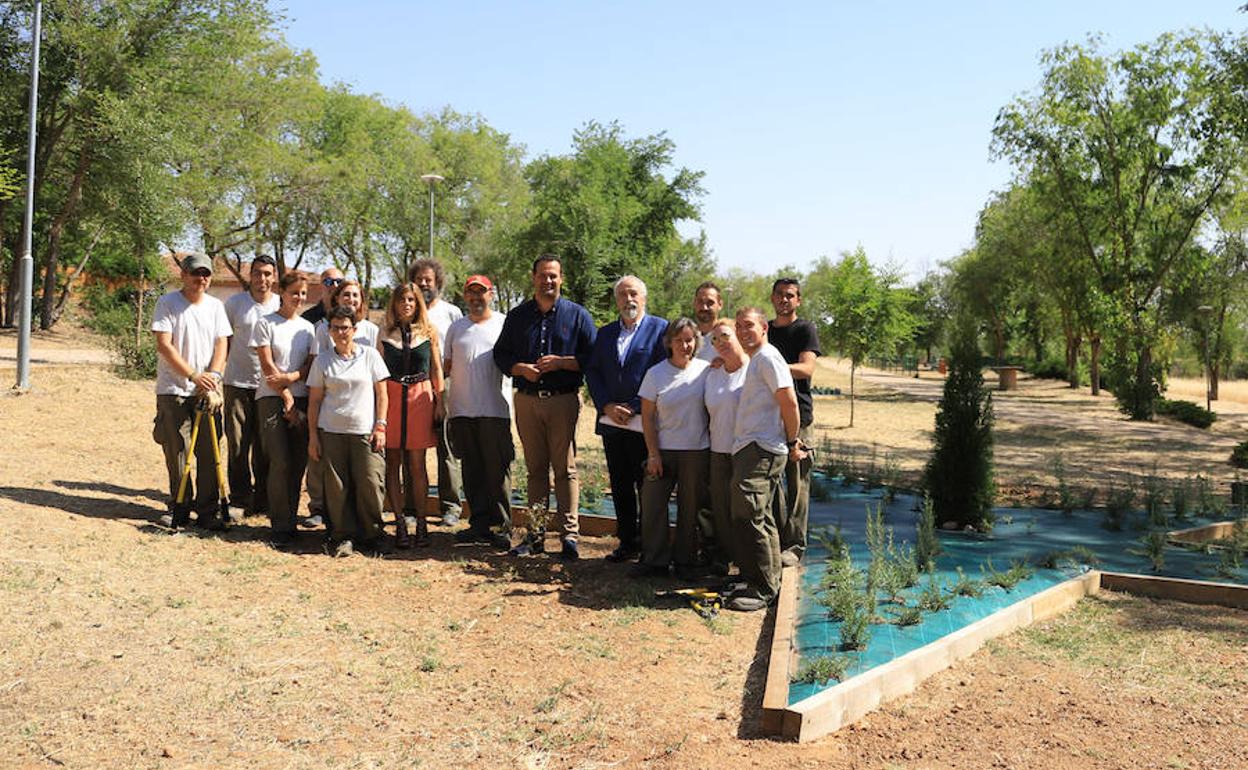 Los alumnos y profesores junto a los representantes del Ayuntamiento y del Ecyl, mostrando uno de sus trabajos.