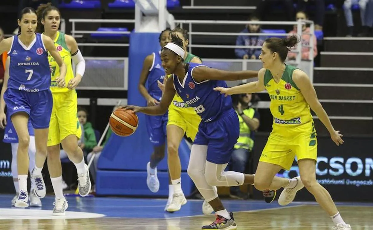 Jewell Loyd se va de una rival durante un partido con Avenida.