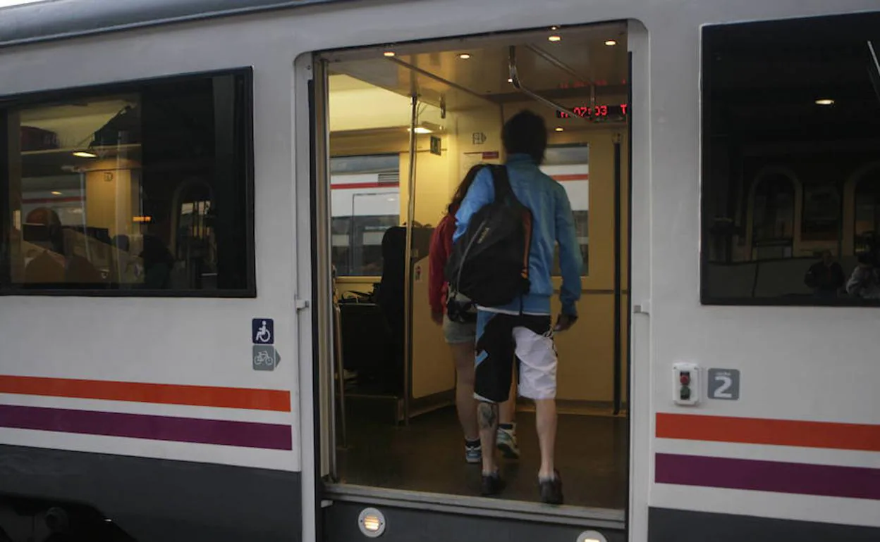 Un viajero se sube al tren playero el año pasado. 