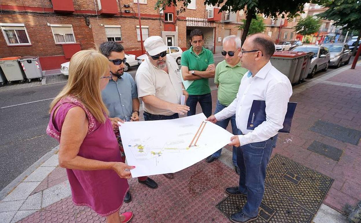 El concejal de Movilidad y Espacio Urbano, Luis Vélez, con representantes de la Asociación Familiar Delicias para explicarles las acometidas que se van a llevar a cabo en Artillería.