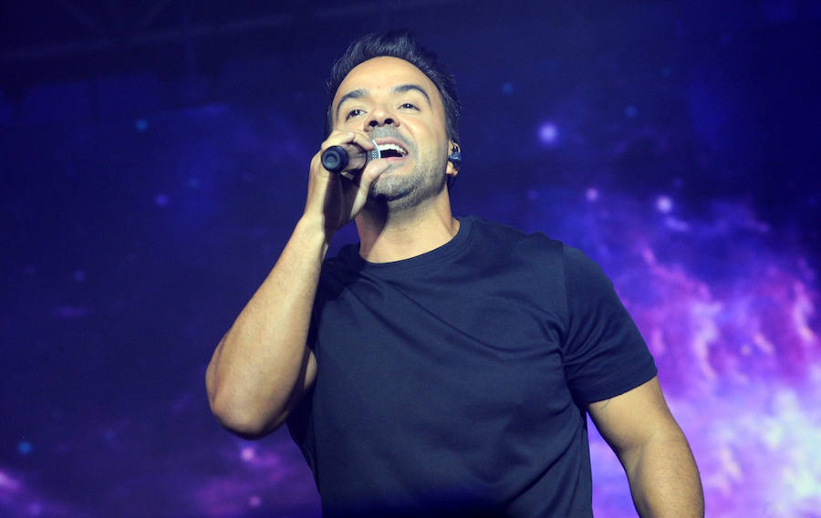 El público de Valladolid se rindió al ritmo de Luis Fonsi, que en su parada en Arroyo de la gira internacional 'Vida' desplegó en la Plaza de Toros lo mejor de su repertorio para calentar una noche ya de por si caliente. Reggaeton, ritmos latinos y baladas románticas hicieron bailar a los incondicionales del cantante puertorriqueño. 