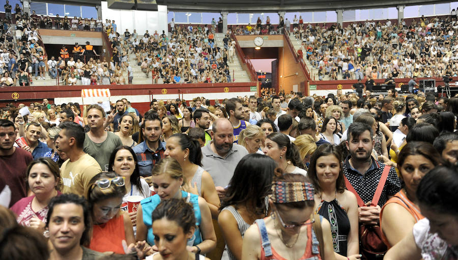 El público de Valladolid se rindió al ritmo de Luis Fonsi, que en su parada en Arroyo de la gira internacional 'Vida' desplegó en la Plaza de Toros lo mejor de su repertorio para calentar una noche ya de por si caliente. Reggaeton, ritmos latinos y baladas románticas hicieron bailar a los incondicionales del cantante puertorriqueño. 