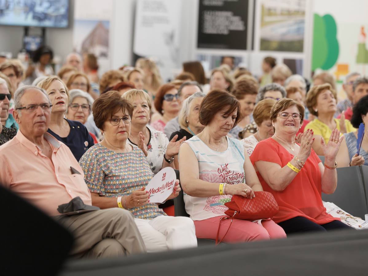 Alfonso Pahíno ha interpretado los temas más populares de los años 60 y 70 ante un público entregado | Los asistentes han descubierto por qué son bloomers para las empresas