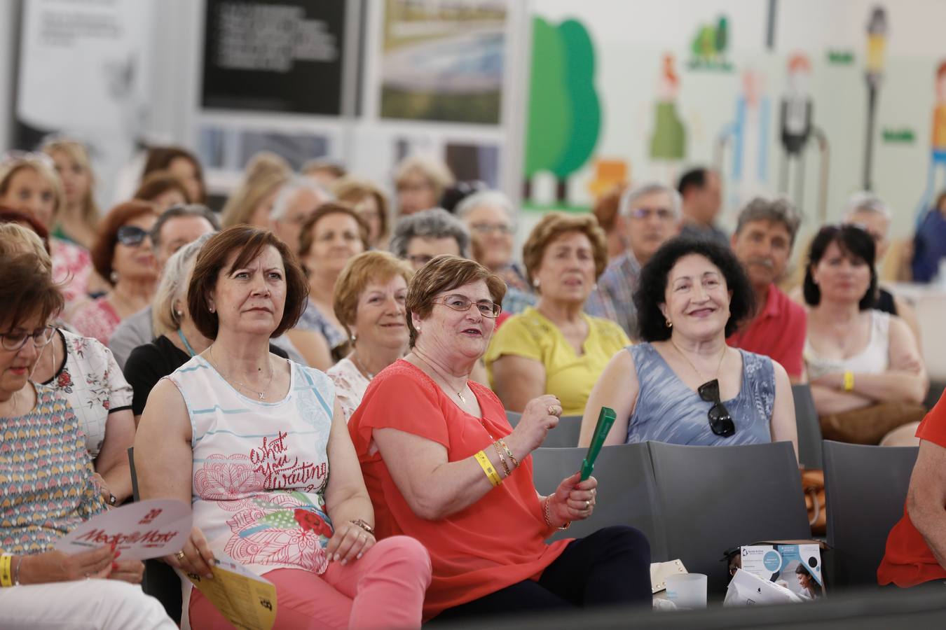 Alfonso Pahíno ha interpretado los temas más populares de los años 60 y 70 ante un público entregado | Los asistentes han descubierto por qué son bloomers para las empresas