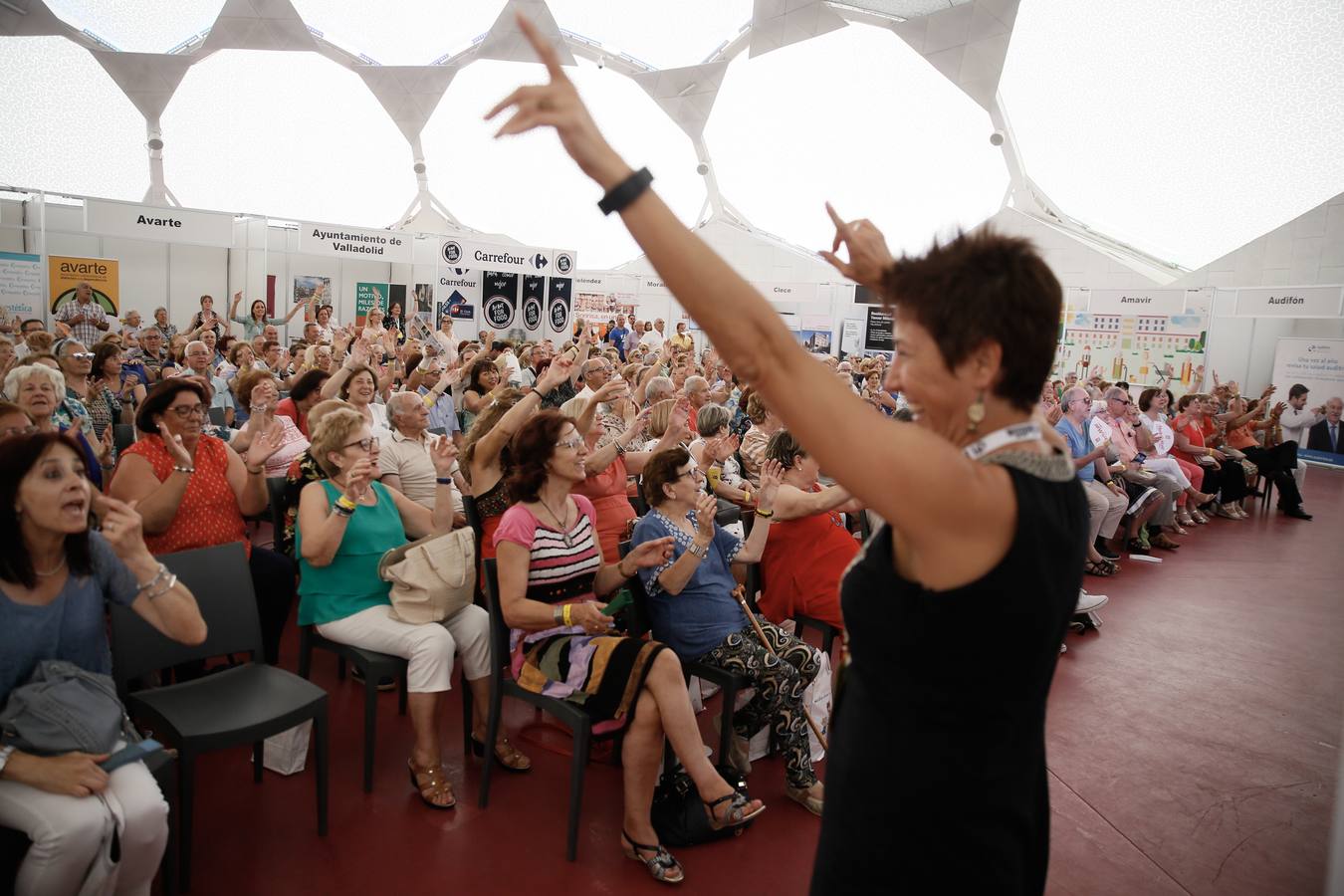 Alfonso Pahíno ha interpretado los temas más populares de los años 60 y 70 ante un público entregado | Los asistentes han descubierto por qué son bloomers para las empresas