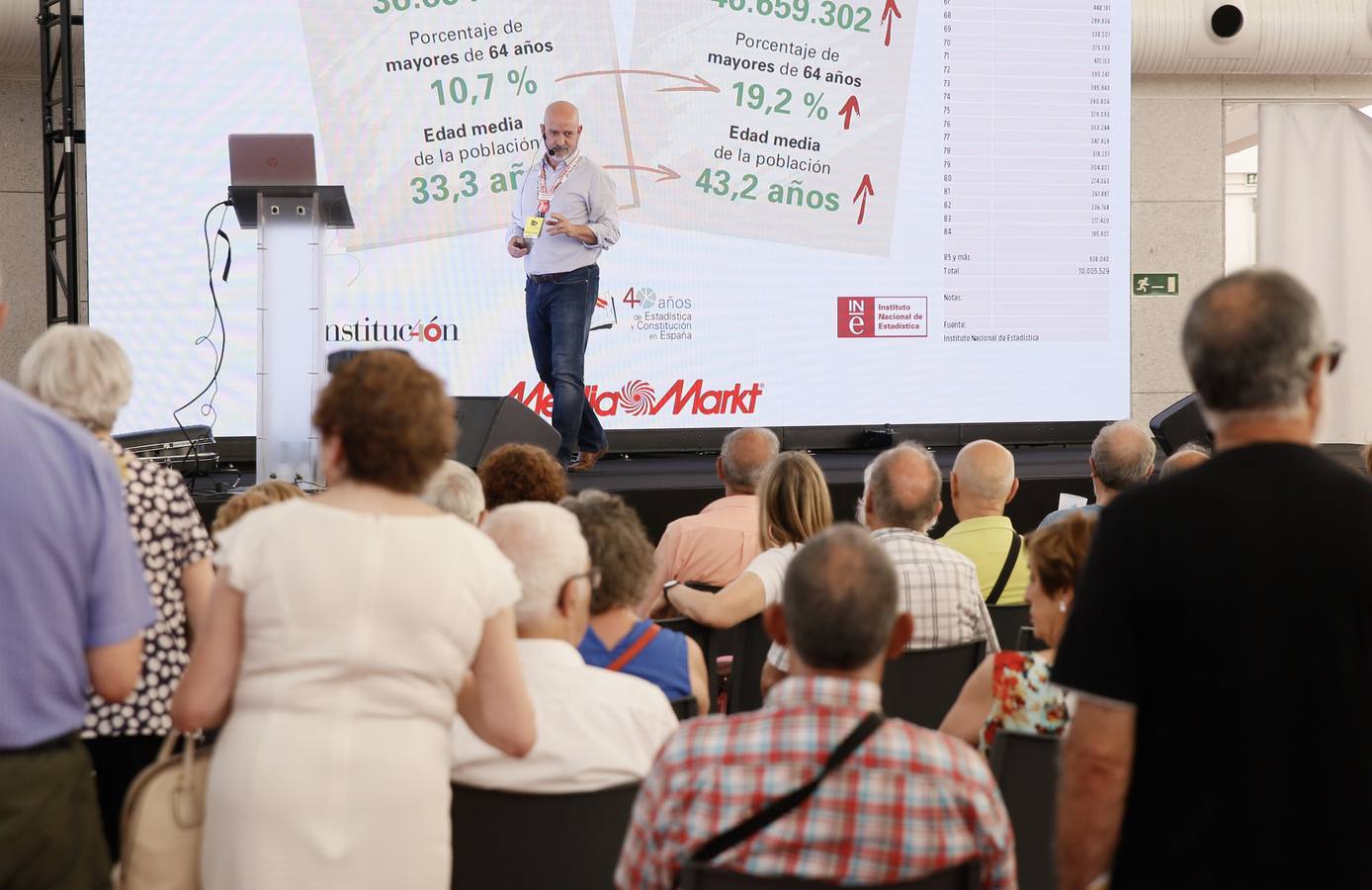 Alfonso Pahíno ha interpretado los temas más populares de los años 60 y 70 ante un público entregado | Los asistentes han descubierto por qué son bloomers para las empresas