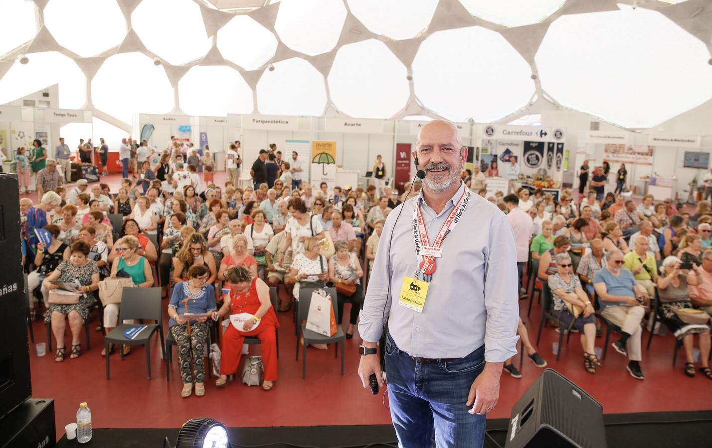 Alfonso Pahíno ha interpretado los temas más populares de los años 60 y 70 ante un público entregado | Los asistentes han descubierto por qué son bloomers para las empresas