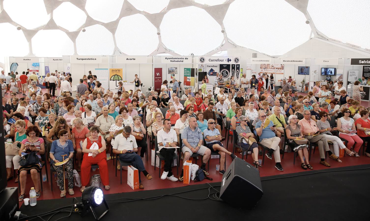 Alfonso Pahíno ha interpretado los temas más populares de los años 60 y 70 ante un público entregado | Los asistentes han descubierto por qué son bloomers para las empresas