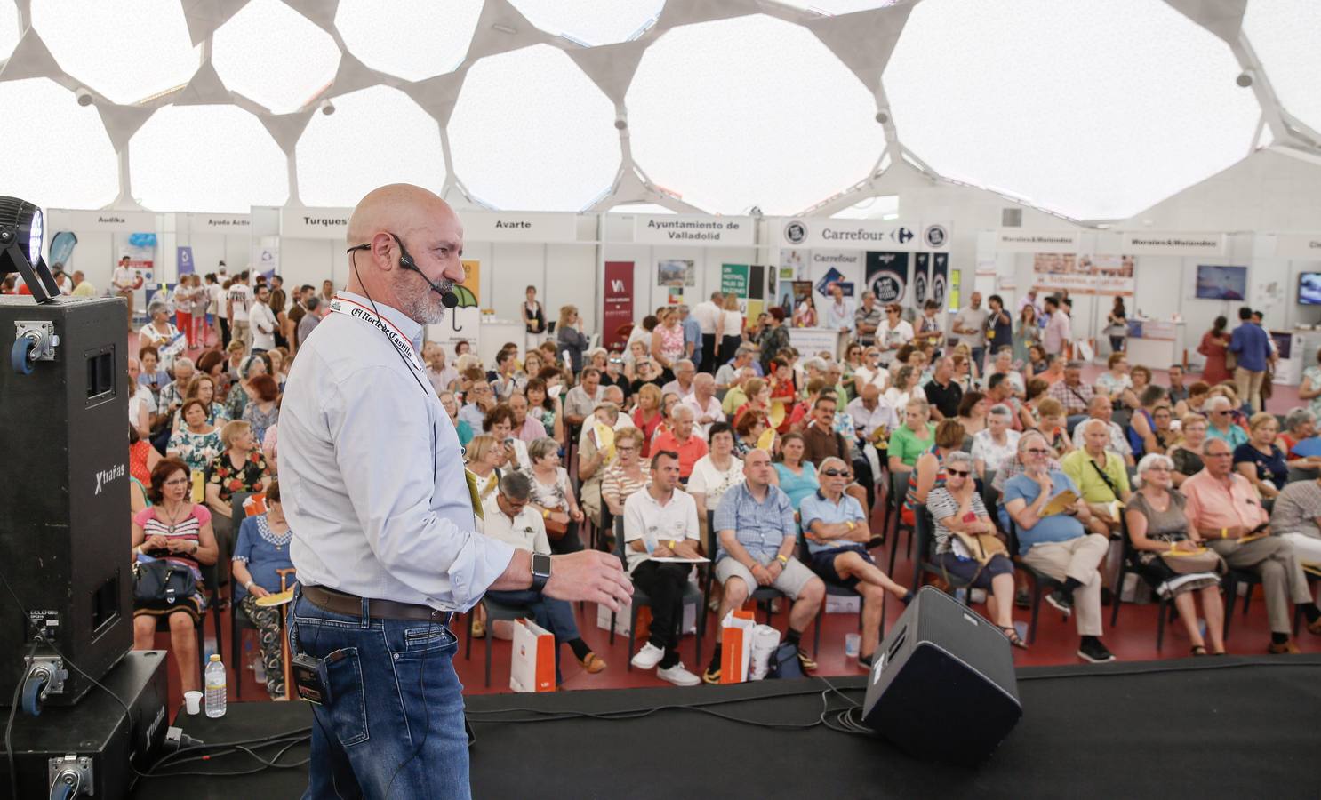 Alfonso Pahíno ha interpretado los temas más populares de los años 60 y 70 ante un público entregado | Los asistentes han descubierto por qué son bloomers para las empresas