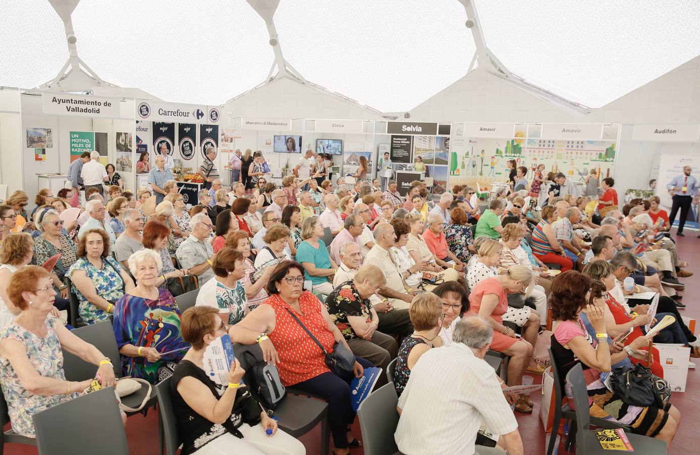 Alfonso Pahíno ha interpretado los temas más populares de los años 60 y 70 ante un público entregado | Los asistentes han descubierto por qué son bloomers para las empresas