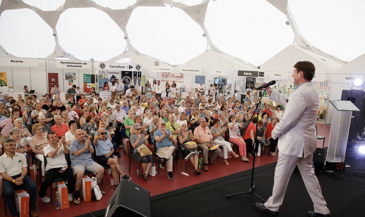 Alfonso Pahíno ha interpretado los temas más populares de los años 60 y 70 ante un público entregado | Los asistentes han descubierto por qué son bloomers para las empresas