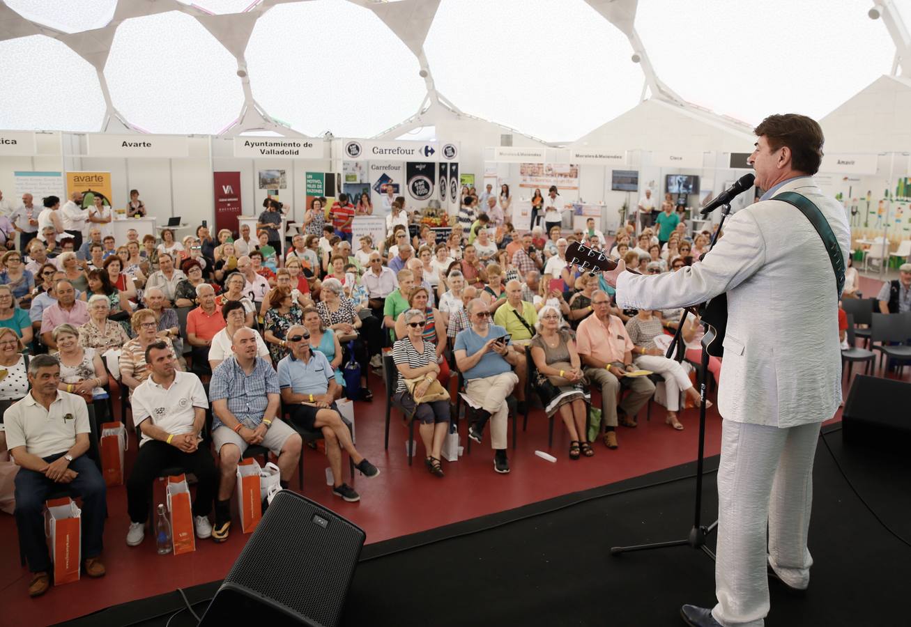 Alfonso Pahíno ha interpretado los temas más populares de los años 60 y 70 ante un público entregado | Los asistentes han descubierto por qué son bloomers para las empresas