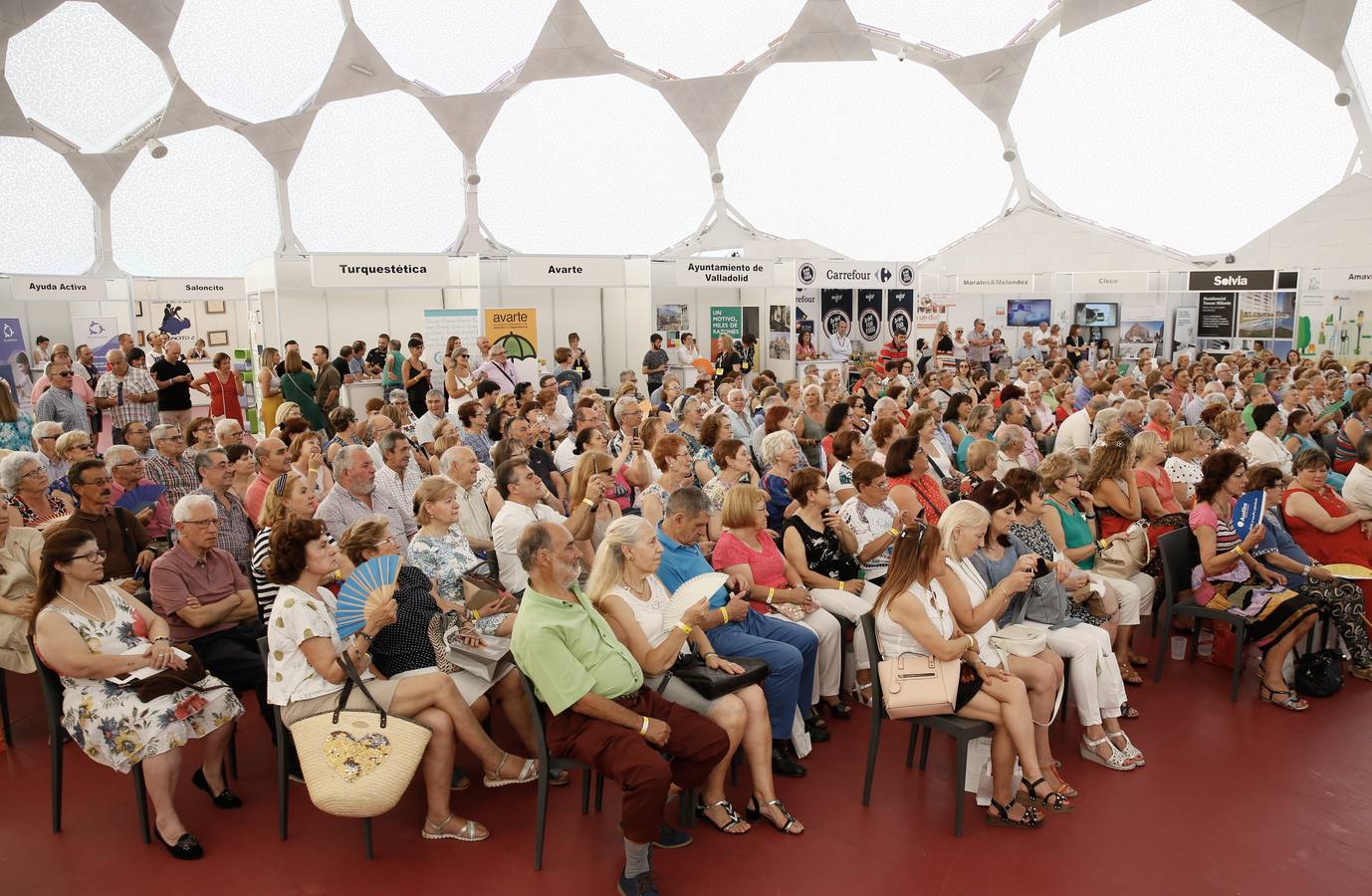 Alfonso Pahíno ha interpretado los temas más populares de los años 60 y 70 ante un público entregado | Los asistentes han descubierto por qué son bloomers para las empresas