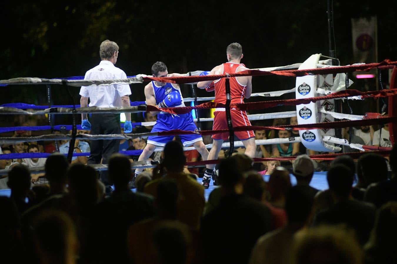 Numeroso público siguió los combates en el cuadrilátero instalado en al Acera de Recoletos.