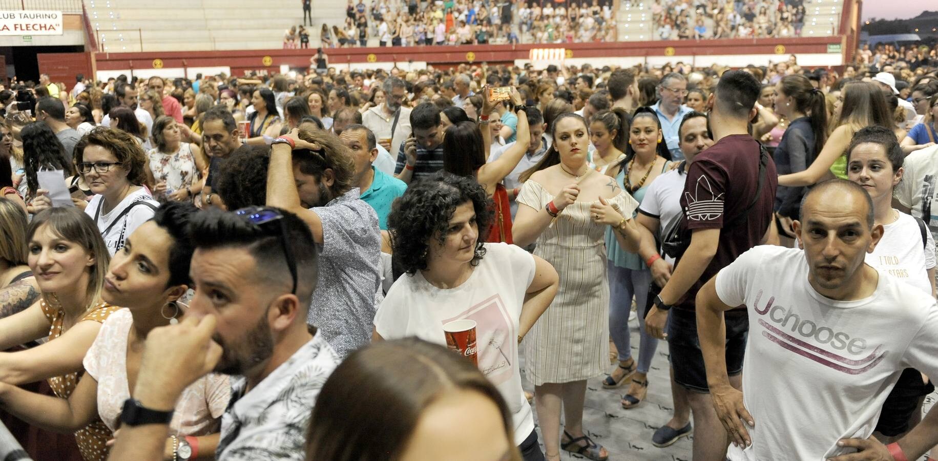 Más de 3.000 personas se dieron cita en la plaza de toros de La Flecha para cantar los mejores temas del repertorio del artista puertorriqueño 