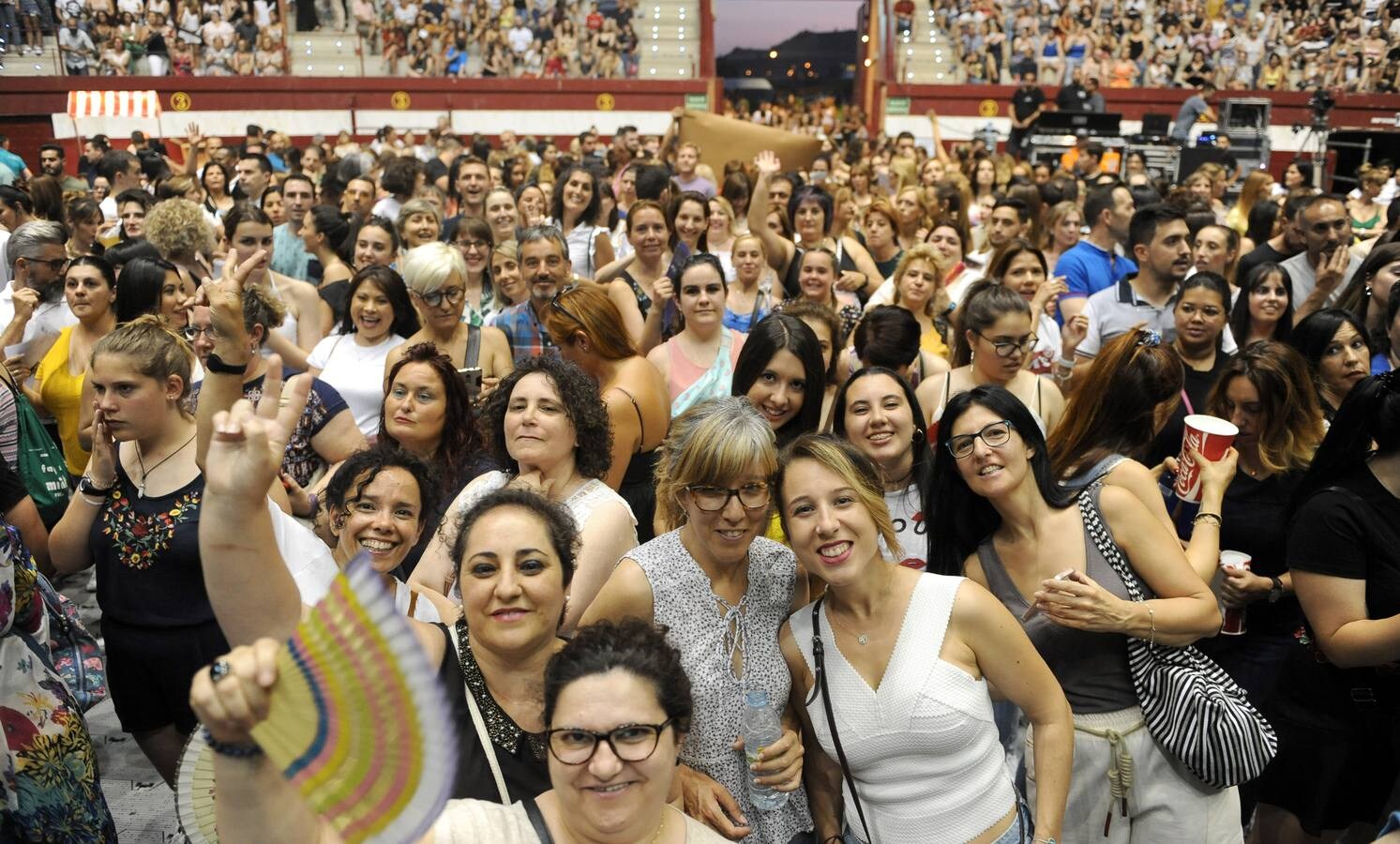 Más de 3.000 personas se dieron cita en la plaza de toros de La Flecha para cantar los mejores temas del repertorio del artista puertorriqueño 