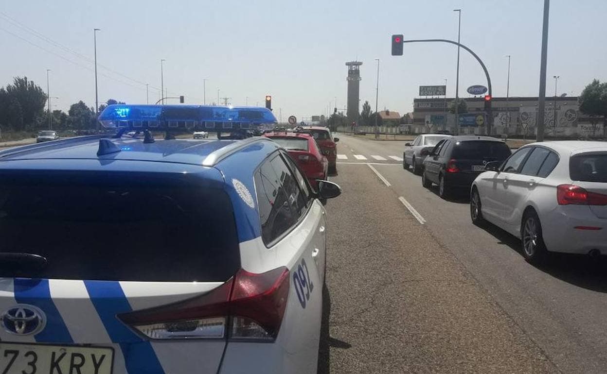 Vehículo de la Policía Local de Valladolid en el lugar del accidente. 