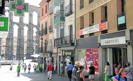 Un termómetro en la Calle Real marcaba este viernes 42 grados. 