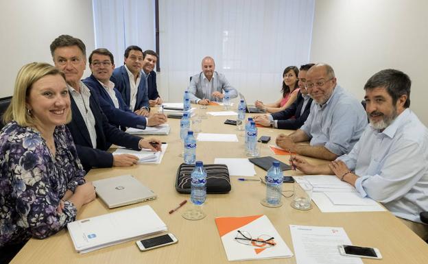 Reunión entre dirigentes del PP regional y de Cs Castilla y León, con David Castaño al fondo en el centro. 