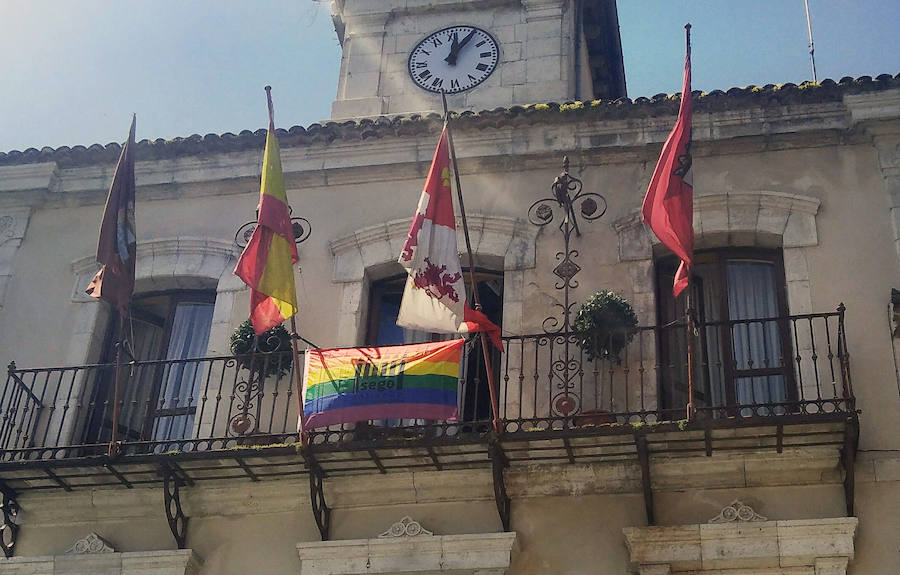 Bandera arcoíris en el balcón de la Casa Consistorial.