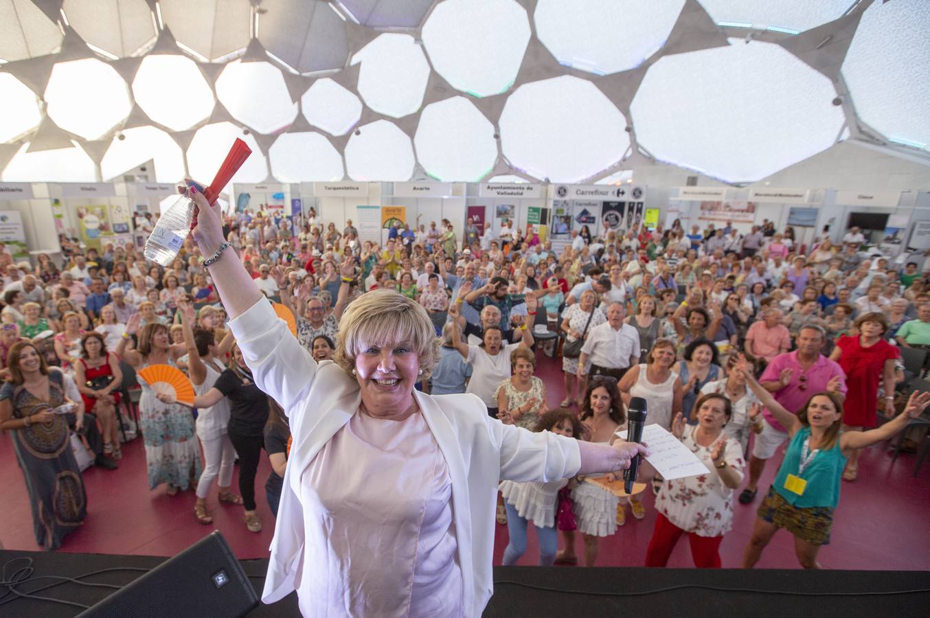 Aunque el calor podía invitar a quedarse en casa, los vallisoletanos activos de más de 60 años decidieron acudir a la Cúpula del Milernio para aplaudir al productor teatral Enrique Cornejo, primer premio 60+Activos, y disfrutar con la charla de Rosa Villacastín