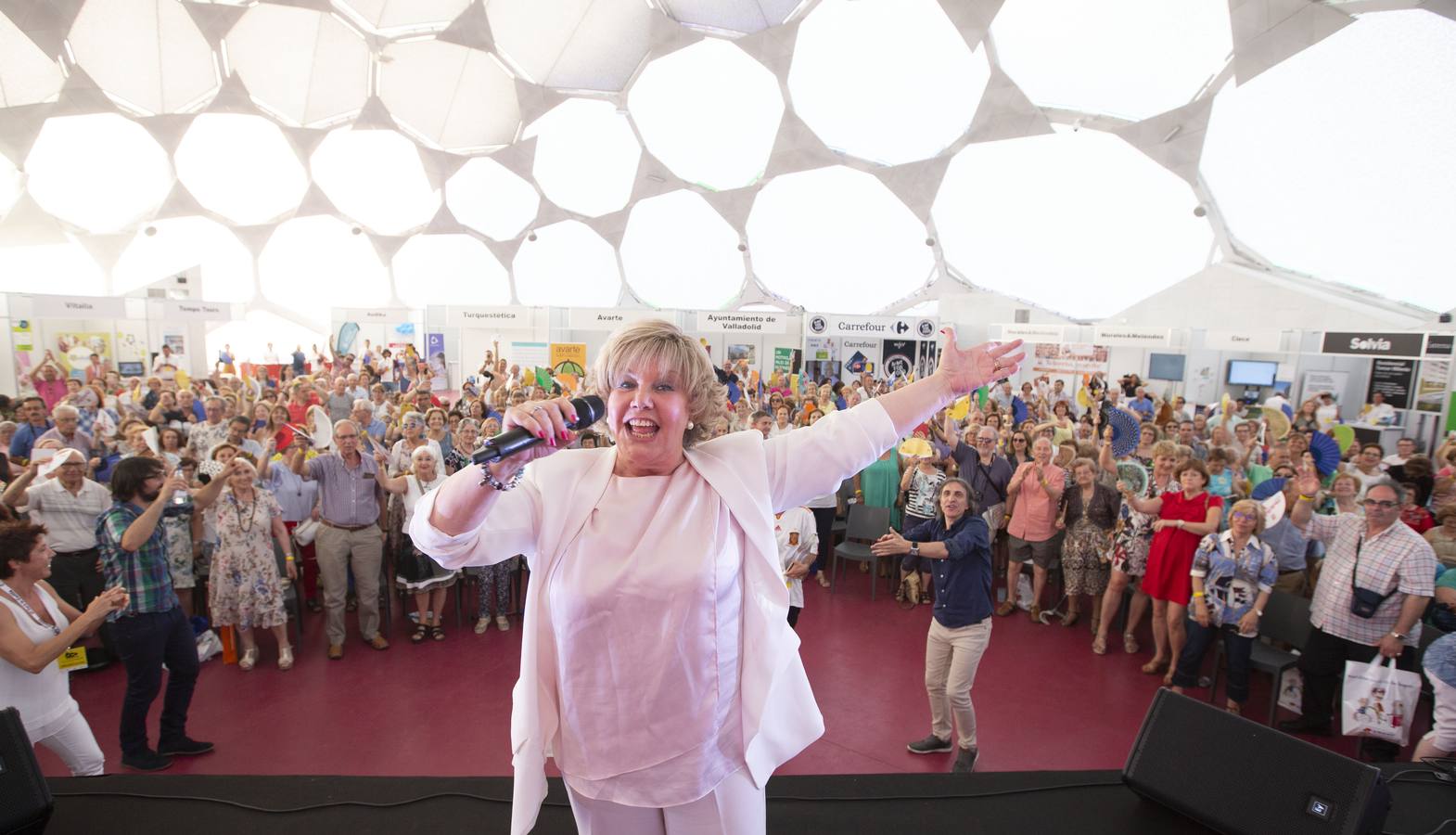 Aunque el calor podía invitar a quedarse en casa, los vallisoletanos activos de más de 60 años decidieron acudir a la Cúpula del Milernio para aplaudir al productor teatral Enrique Cornejo, primer premio 60+Activos, y disfrutar con la charla de Rosa Villacastín