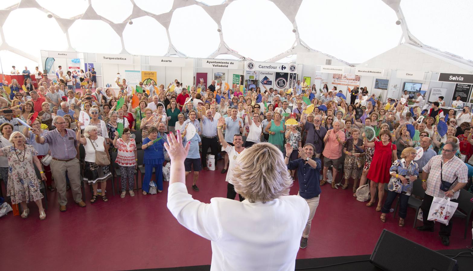 Aunque el calor podía invitar a quedarse en casa, los vallisoletanos activos de más de 60 años decidieron acudir a la Cúpula del Milernio para aplaudir al productor teatral Enrique Cornejo, primer premio 60+Activos, y disfrutar con la charla de Rosa Villacastín