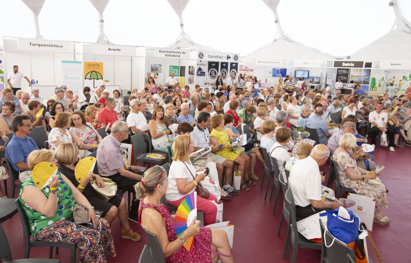 Aunque el calor podía invitar a quedarse en casa, los vallisoletanos activos de más de 60 años decidieron acudir a la Cúpula del Milernio para aplaudir al productor teatral Enrique Cornejo, primer premio 60+Activos, y disfrutar con la charla de Rosa Villacastín