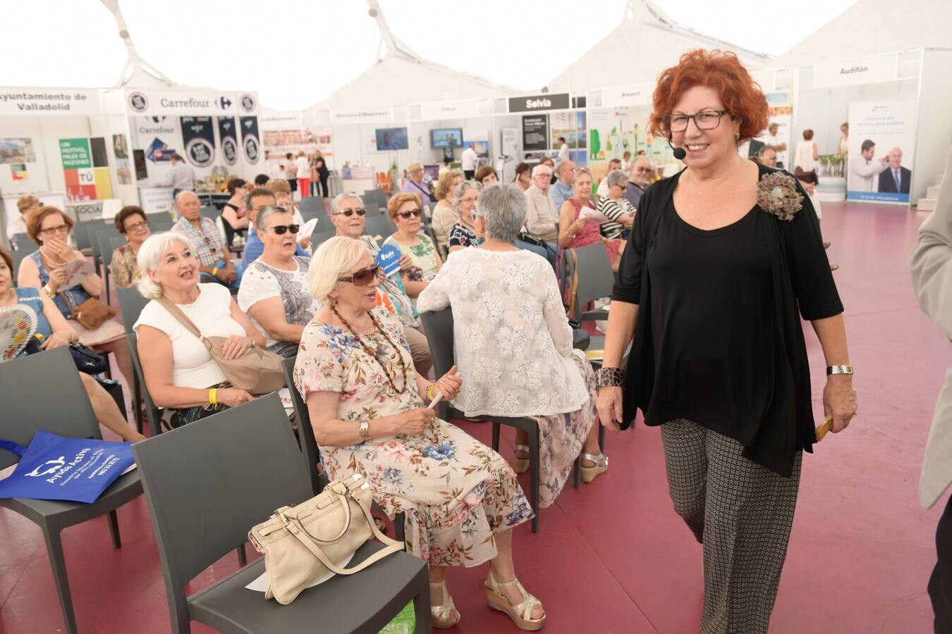 Aunque el calor podía invitar a quedarse en casa, los vallisoletanos activos de más de 60 años decidieron acudir a la Cúpula del Milernio para aplaudir al productor teatral Enrique Cornejo, primer premio 60+Activos, y disfrutar con la charla de Rosa Villacastín