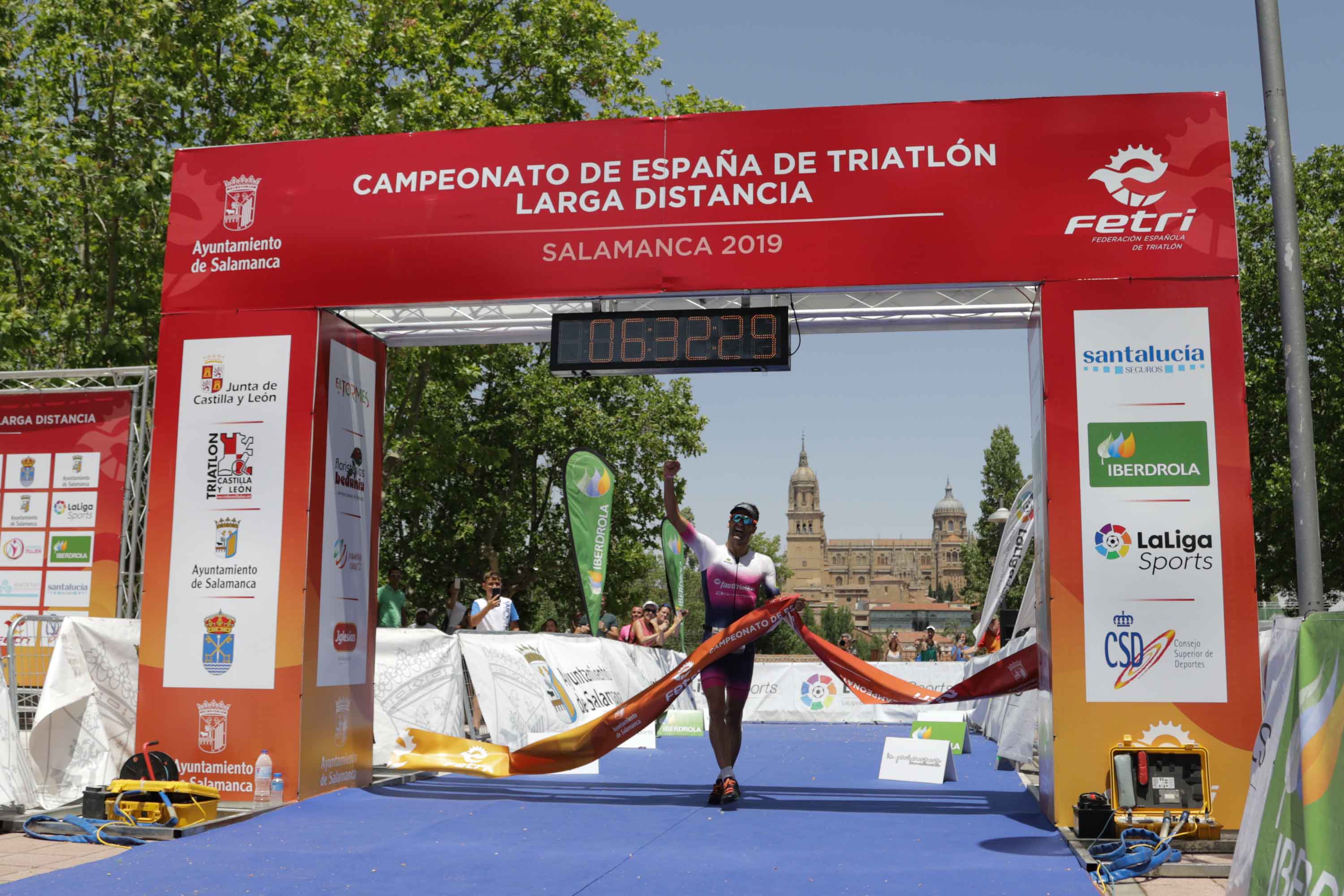 El triatleta catalán Cesc Godoy y la vasca Helene Alberdi se han proclamado como nuevos campeones en un Nacional en el que intenso calor ha sido uno de los grandes protagonistas