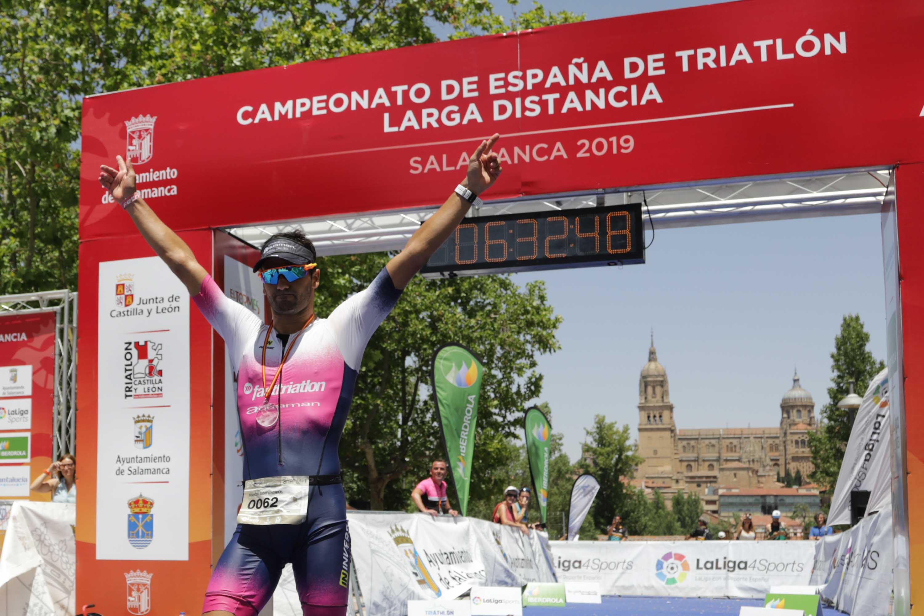 El triatleta catalán Cesc Godoy y la vasca Helene Alberdi se han proclamado como nuevos campeones en un Nacional en el que intenso calor ha sido uno de los grandes protagonistas