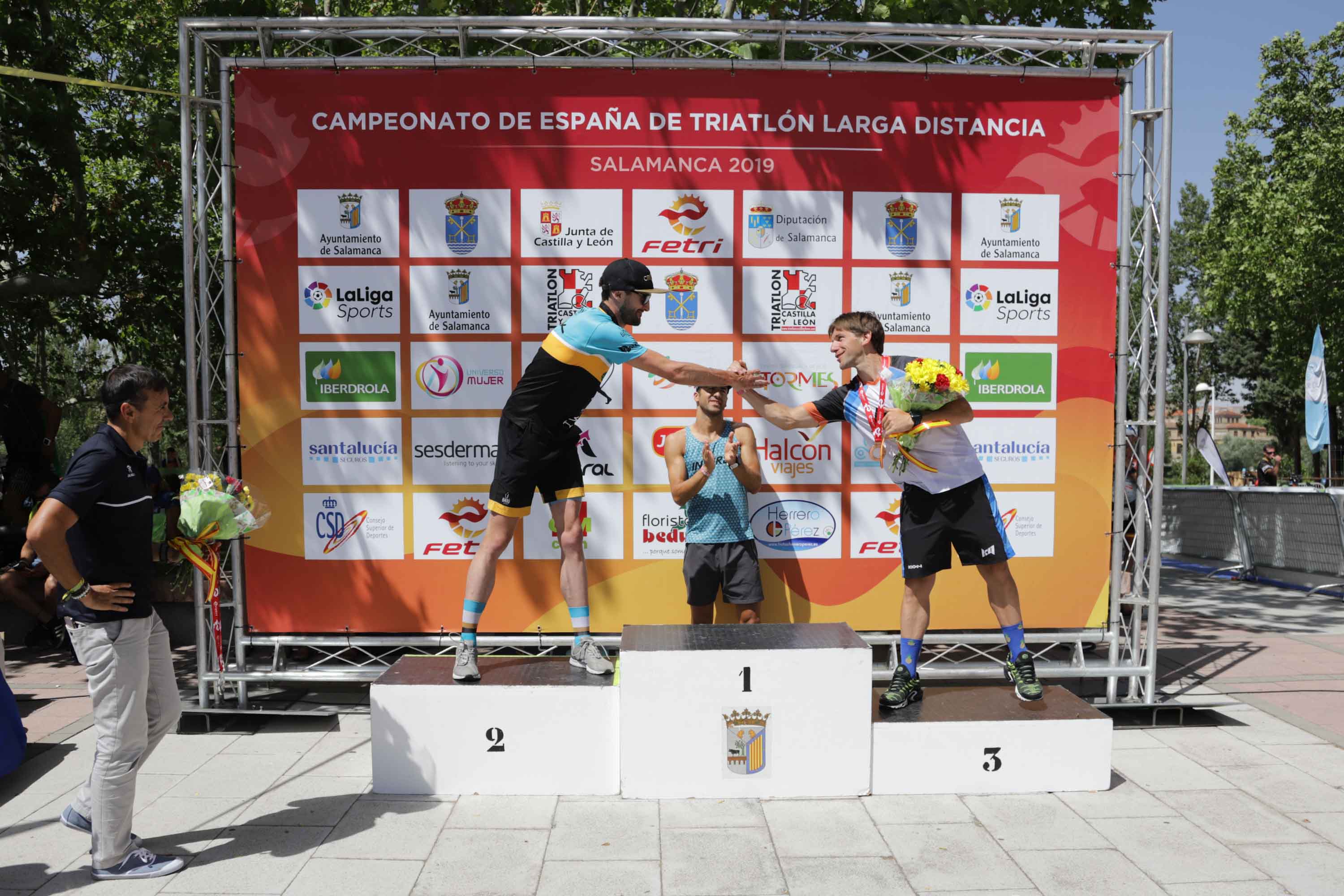 El triatleta catalán Cesc Godoy y la vasca Helene Alberdi se han proclamado como nuevos campeones en un Nacional en el que intenso calor ha sido uno de los grandes protagonistas