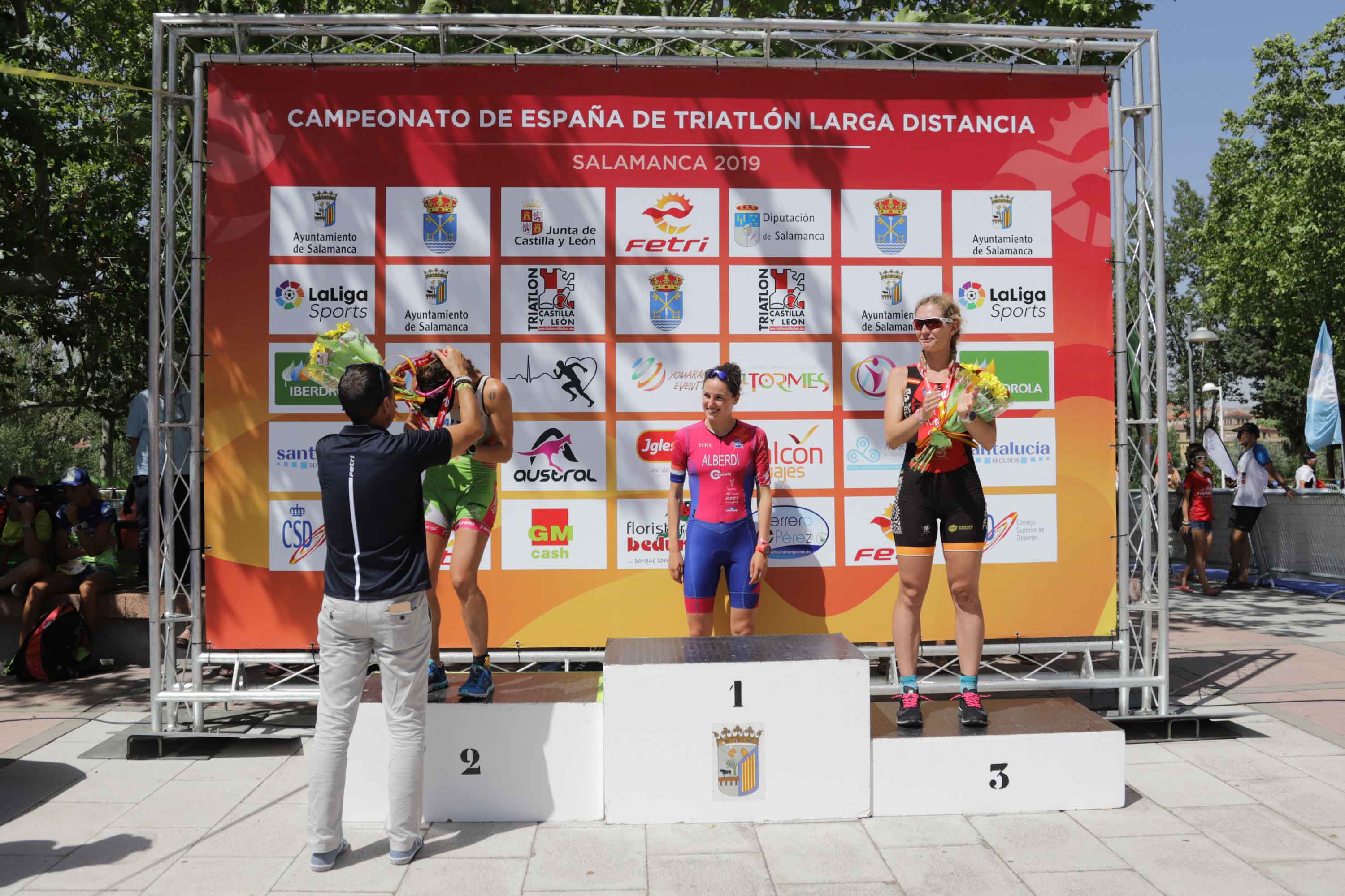 El triatleta catalán Cesc Godoy y la vasca Helene Alberdi se han proclamado como nuevos campeones en un Nacional en el que intenso calor ha sido uno de los grandes protagonistas