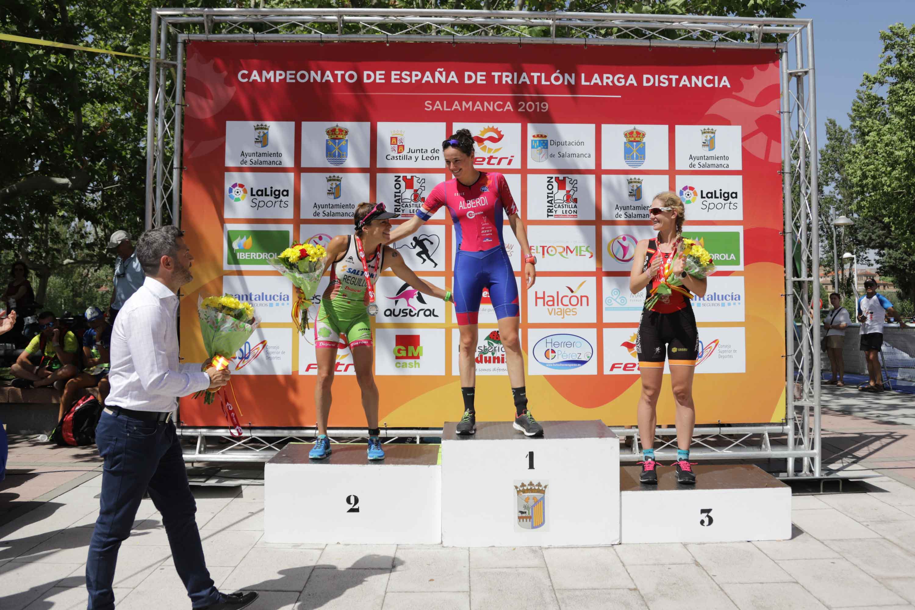 El triatleta catalán Cesc Godoy y la vasca Helene Alberdi se han proclamado como nuevos campeones en un Nacional en el que intenso calor ha sido uno de los grandes protagonistas