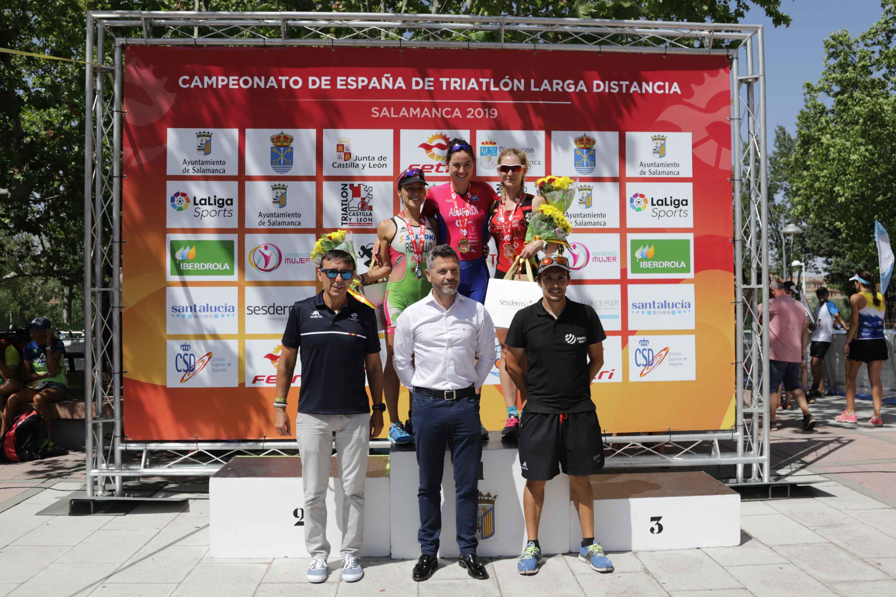 El triatleta catalán Cesc Godoy y la vasca Helene Alberdi se han proclamado como nuevos campeones en un Nacional en el que intenso calor ha sido uno de los grandes protagonistas