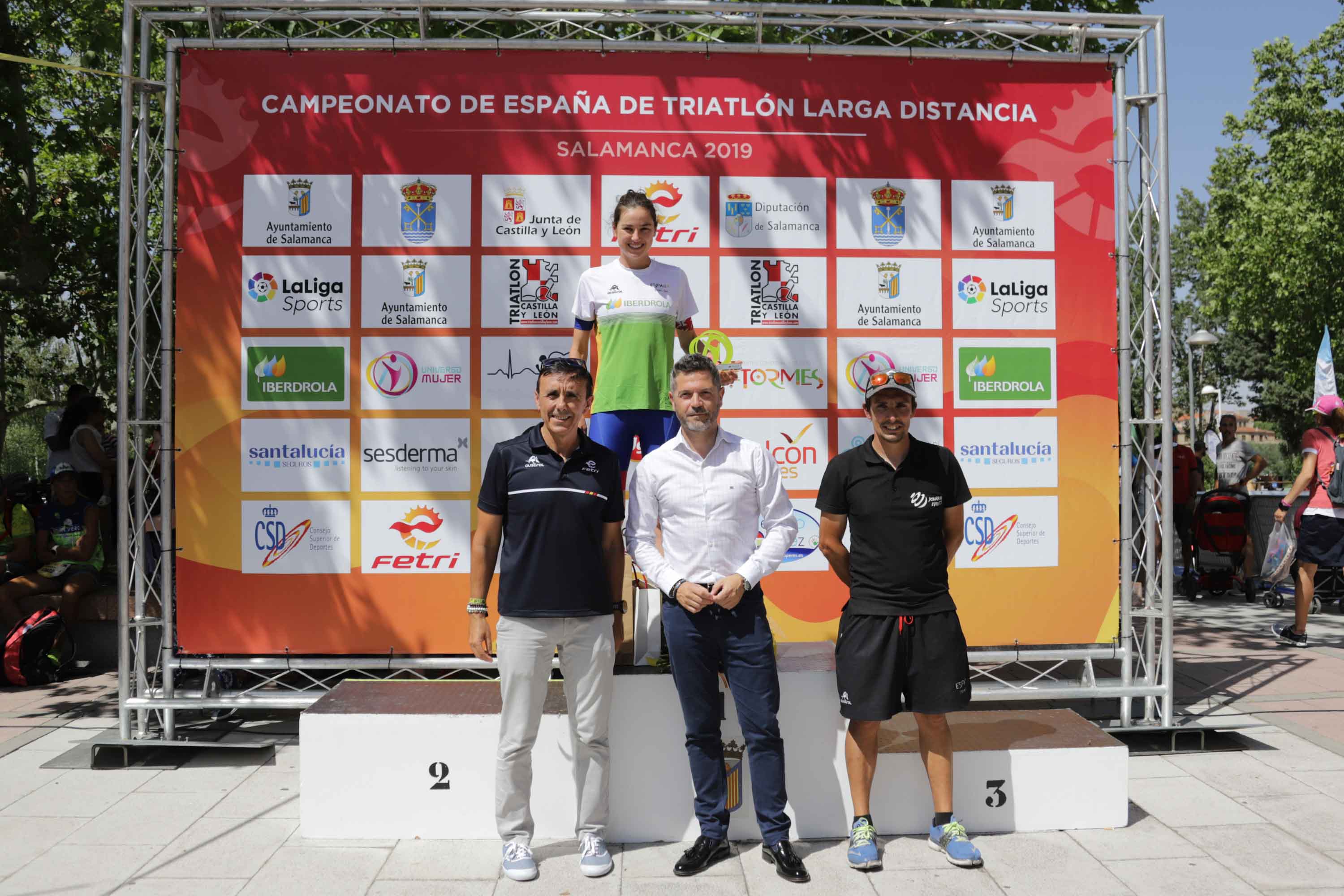 El triatleta catalán Cesc Godoy y la vasca Helene Alberdi se han proclamado como nuevos campeones en un Nacional en el que intenso calor ha sido uno de los grandes protagonistas