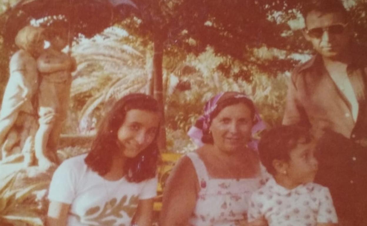 Con mis padres y mi hermana en ese viaje, refrescándonos en un jardín andaluz. 