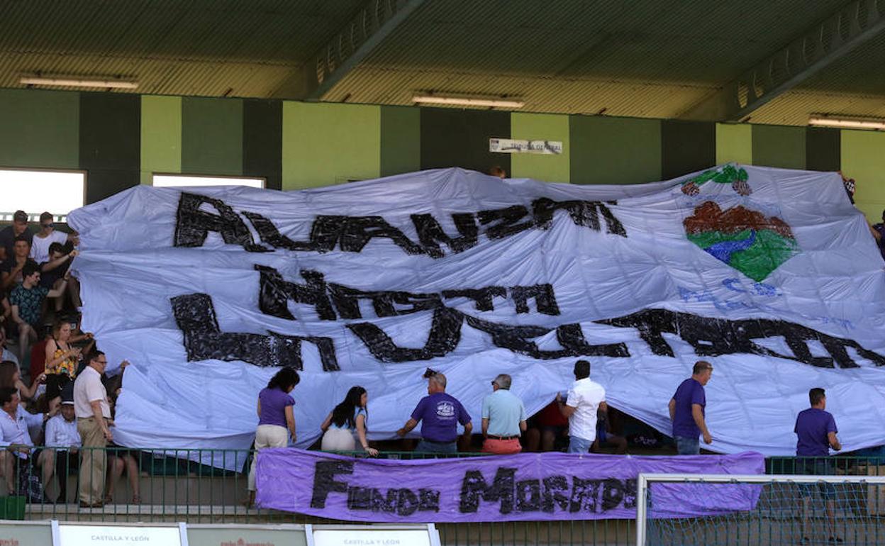 Los aficionados pusieron la nota de color a las gradas de La Albuera.